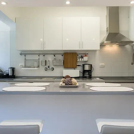 Lovely & Modern In The Center-2